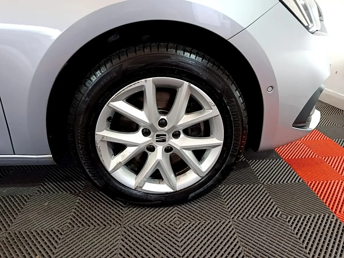 Gros plan sur la roue avant droite grise d'une SEAT LEON 2022 avec jante alliage et logo central visible.