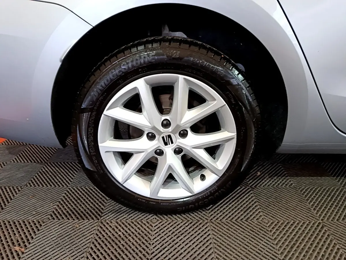 Gros plan sur la roue arrière droite gris clair d'une SEAT LEON 2.0 TDI 150 DSG Style Business 2022.