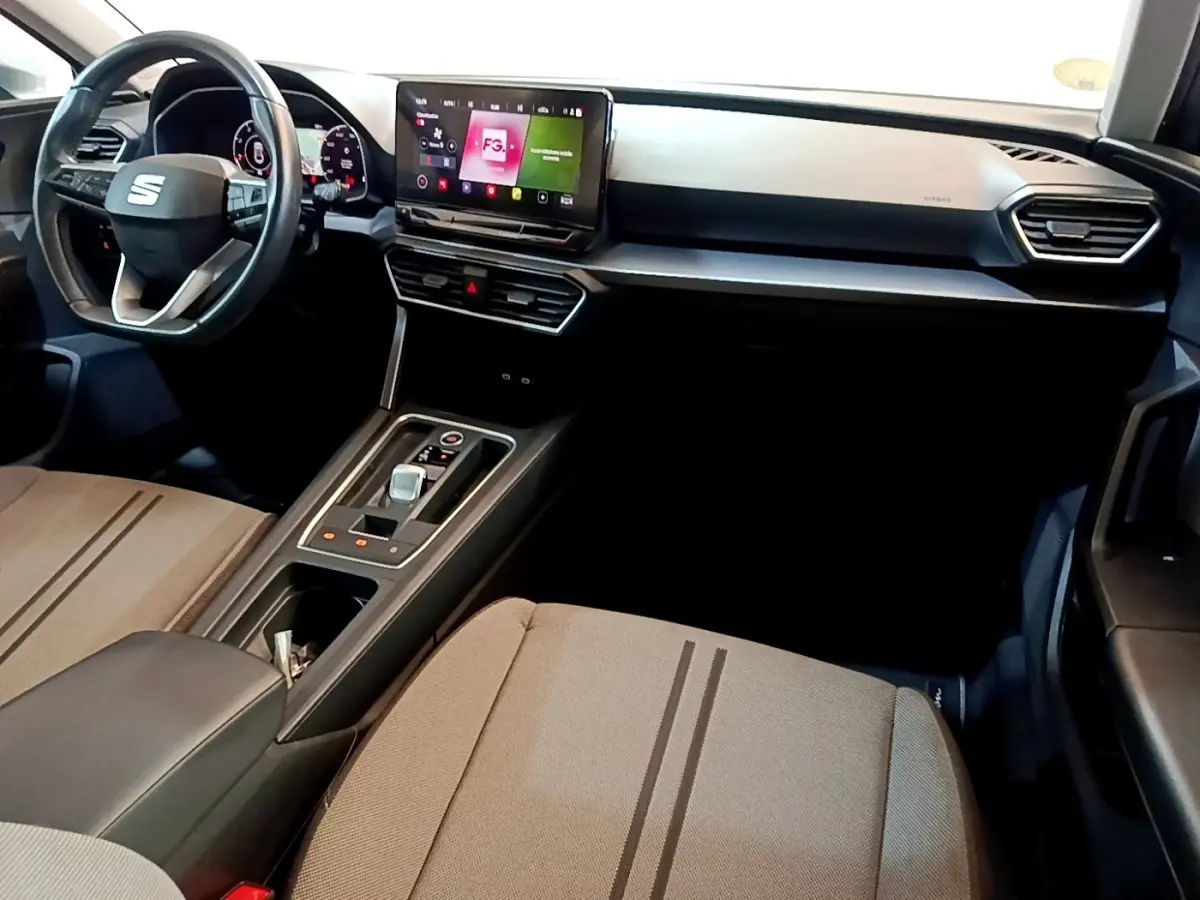 Intérieur avant de la SEAT LEON 2.0 TDI 2022, vue côté conducteur, tableau de bord noir avec écran tactile central.