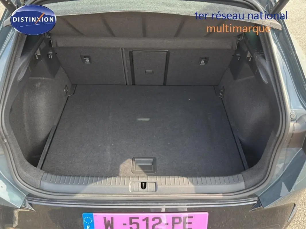Coffre ouvert d’un CUPRA Formentor gris foncé 2025, montrant un espace de chargement propre et spacieux.
