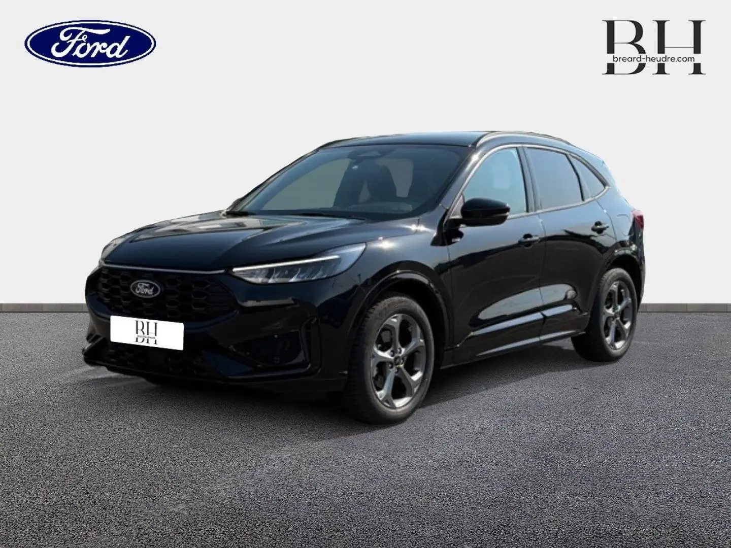 Ford Kuga 2025 noir Agate métallisé en 3/4 avant droit, avec jantes alliage et calandre noire distinctive.