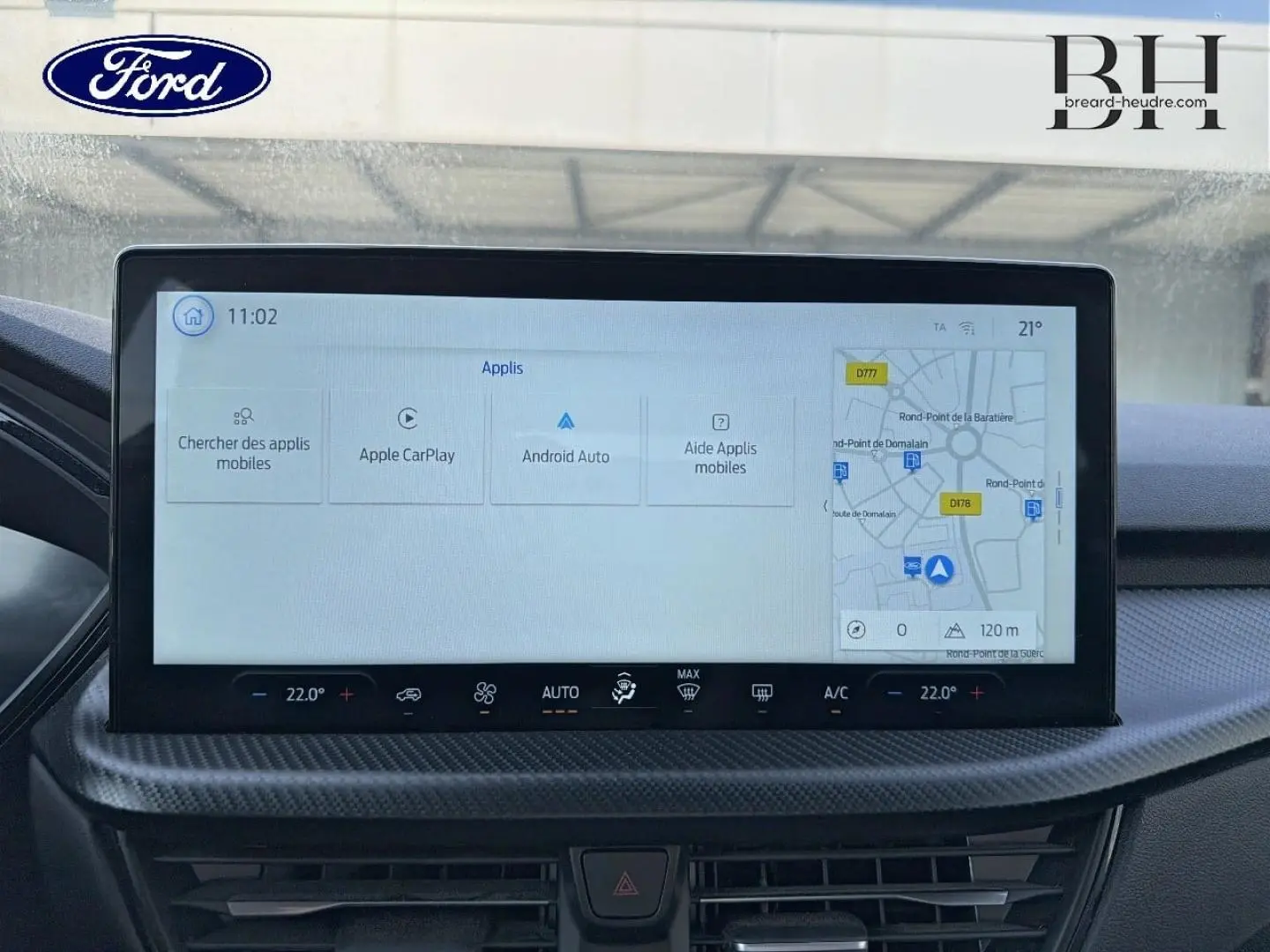 Écran tactile central du Ford Kuga 2025 affichant les options Apple CarPlay et Android Auto, intérieur noir.