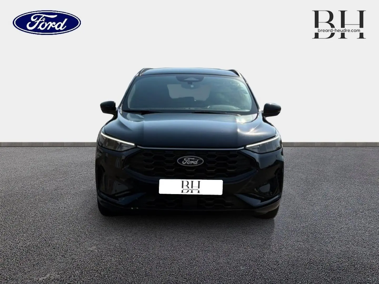 Vue avant d'un Ford Kuga 2025 noir agate métallisé avec calandre hexagonale et phares LED fins.