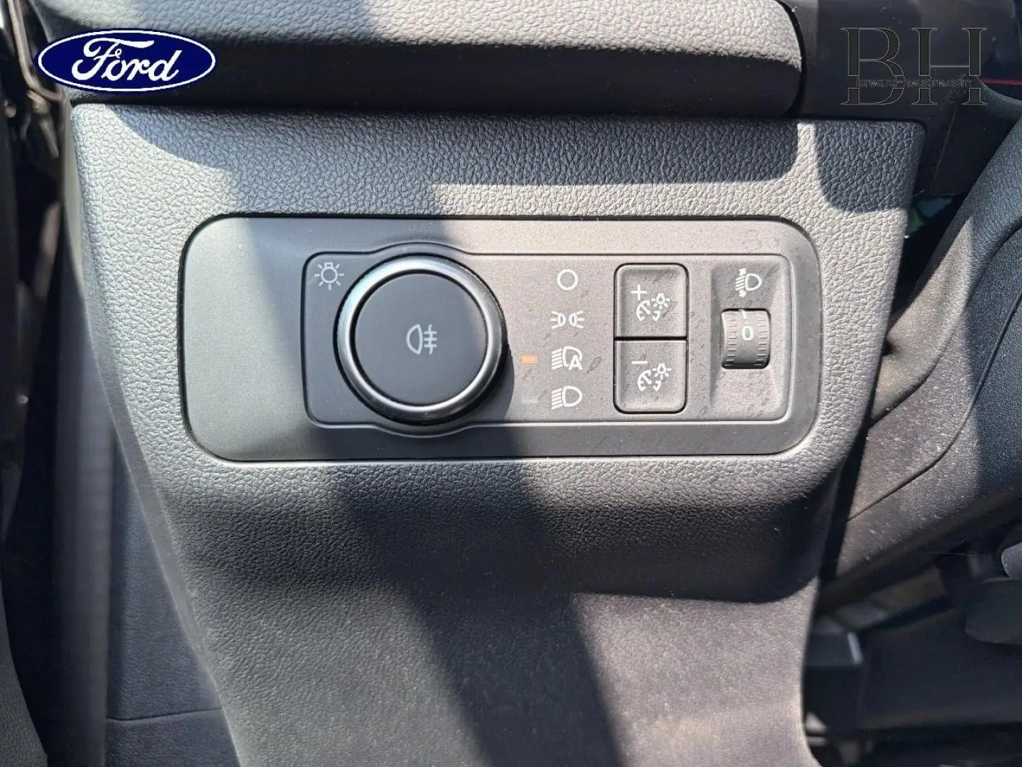 Gros plan sur les commandes d’éclairage intérieures du Ford Kuga 2025 en noir Agate Métallisée.