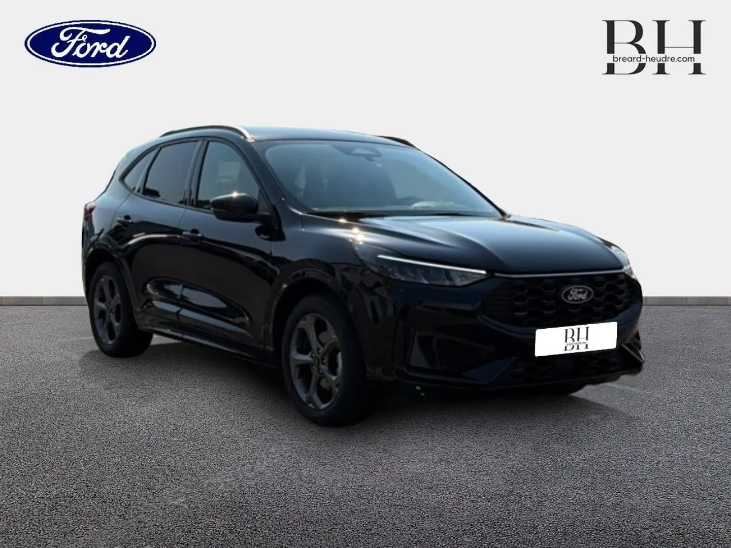 Ford Kuga noir Agate métallisé en vue 3/4 avant droit, avec jantes alliage et calandre noire distinctive.
