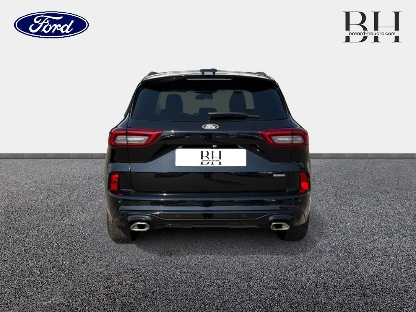 Vue arrière du Ford Kuga noir Agate Métallisée 2025 avec double sortie d’échappement et feux LED distinctifs.