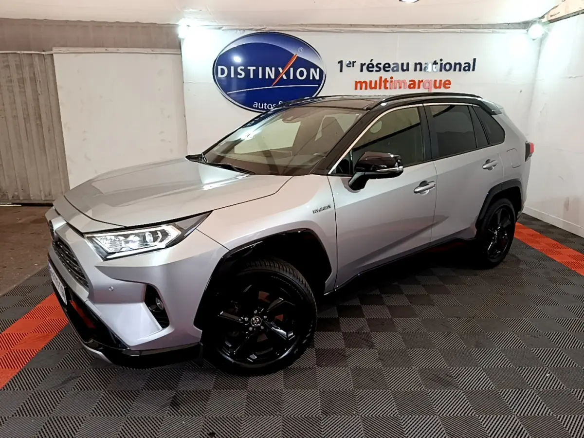 Toyota RAV4 gris clair 2WD 218ch Collection vue 3/4 avant droit avec jantes noires et toit noir.
