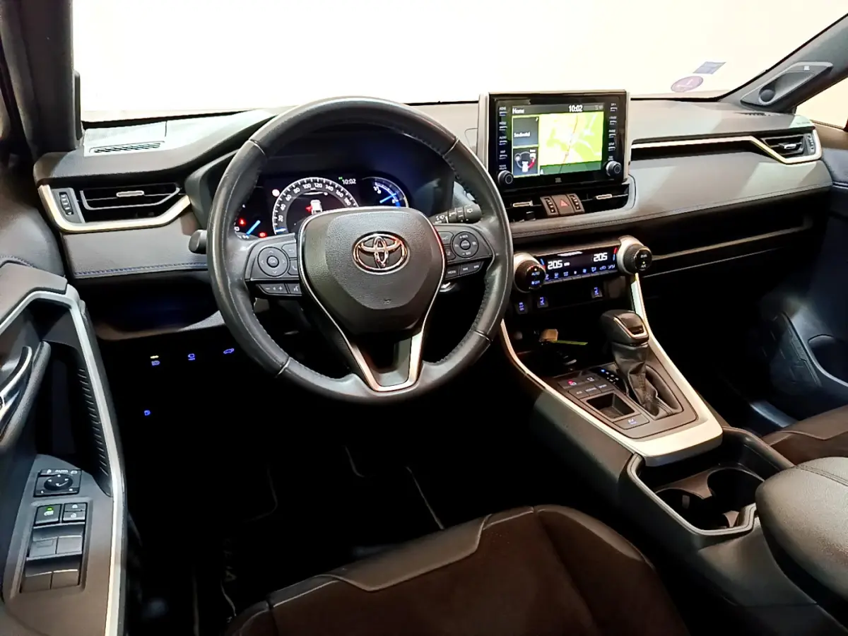 Vue intérieure avant du tableau de bord noir du Toyota RAV4 2019 avec écran tactile et volant multifonction.