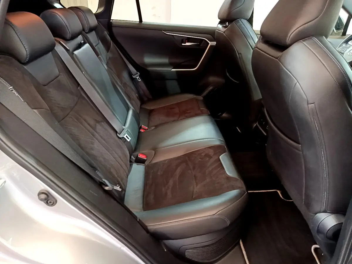 Vue intérieure côté gauche des sièges arrière en cuir noir du Toyota RAV4 gris clair 2WD 218ch Collection 2019.