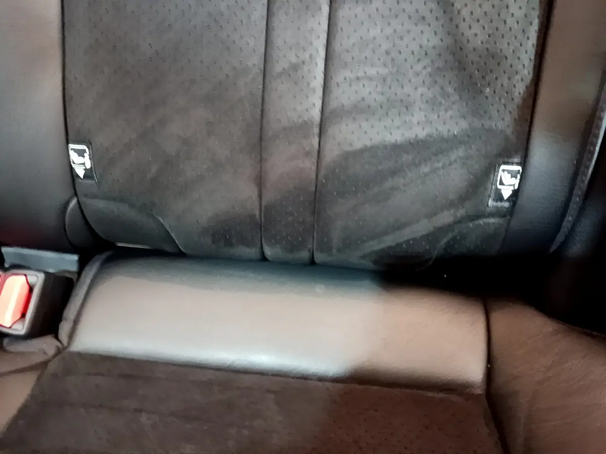Gros plan sur la banquette arrière noire en cuir et alcantara du Toyota RAV4 gris clair 2WD 2019.