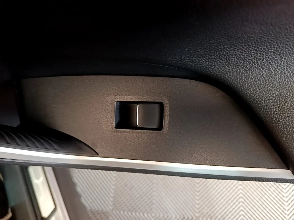 Détail de la poignée intérieure noire sur la porte côté conducteur du Toyota RAV4 gris clair 2019.
