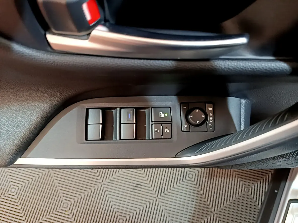 Panneau de commandes des vitres et rétroviseurs côté conducteur du Toyota RAV4 gris clair 2019, intérieur noir.