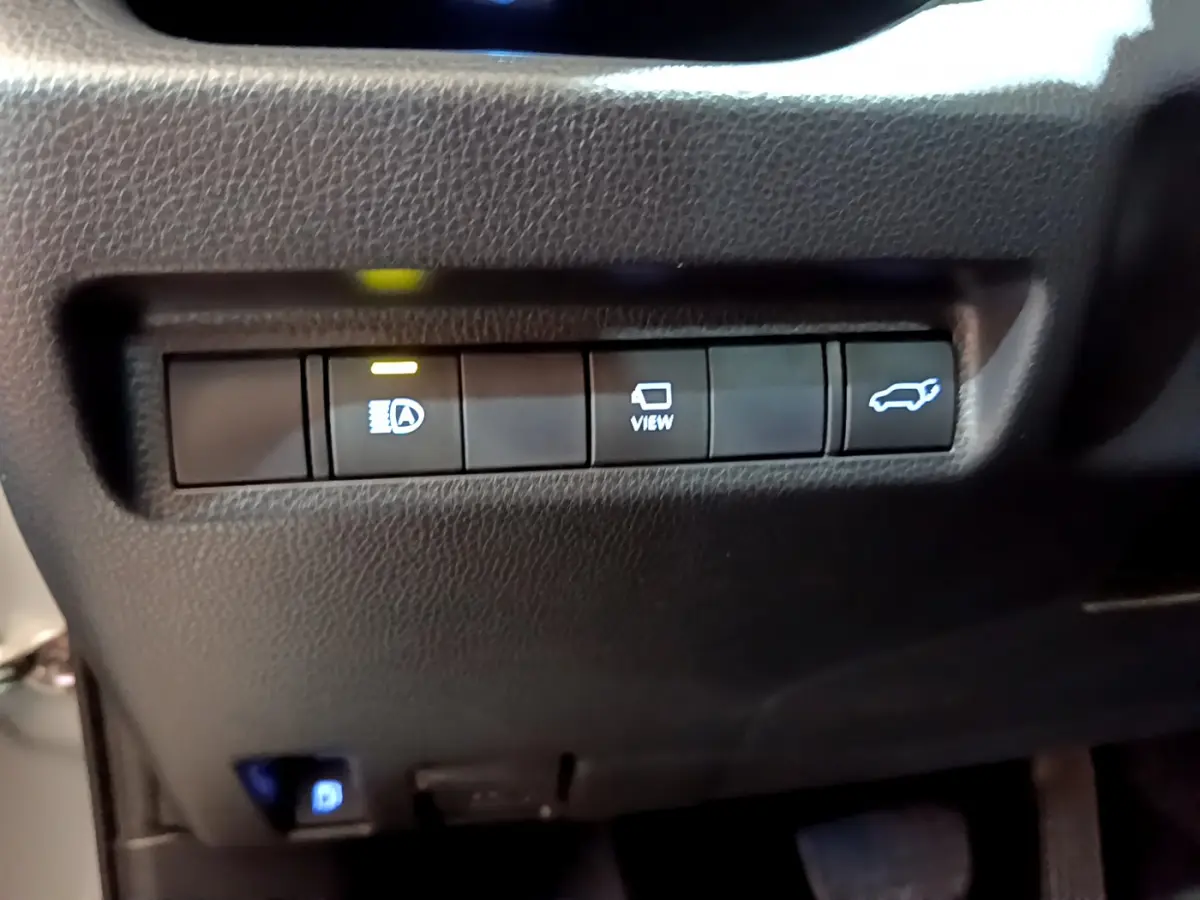 Gros plan sur les commandes du tableau de bord noir du Toyota RAV4 gris clair 2WD 218ch Collection 2019.