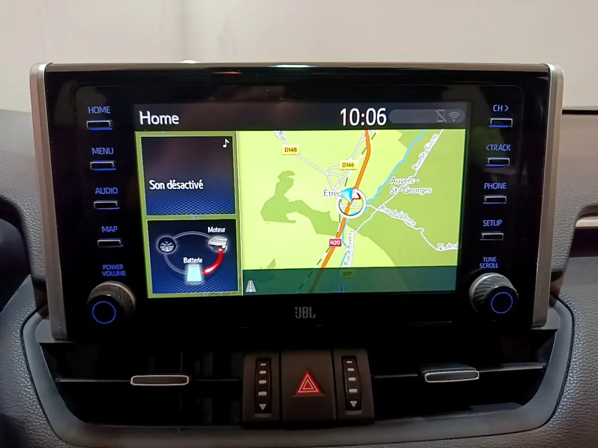Écran tactile central du tableau de bord du Toyota RAV4 gris clair 2019 affichant la navigation et le statut hybride.