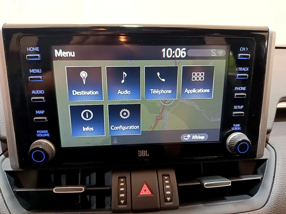 Écran tactile central du Toyota RAV4 2019 affichant le menu navigation, audio et téléphone en intérieur noir.