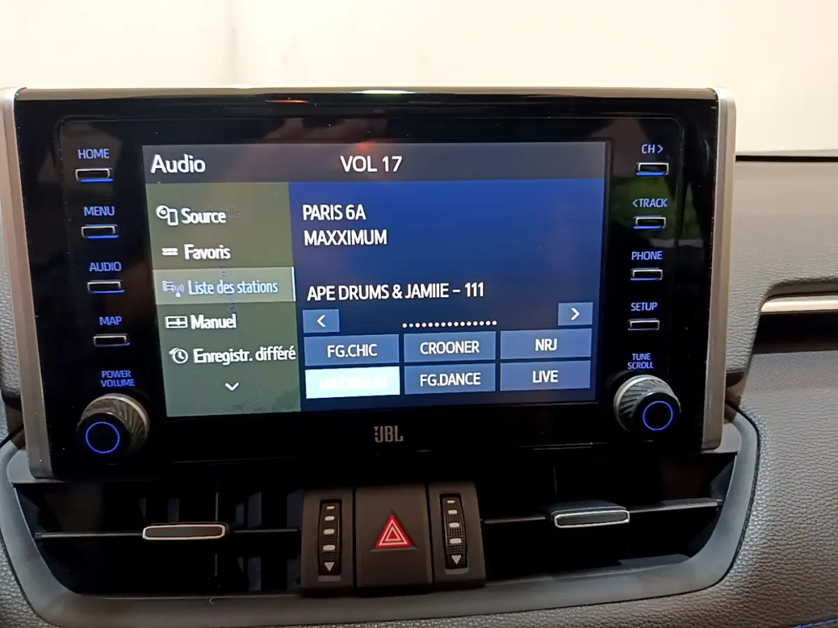 Écran tactile central JBL du Toyota RAV4 2019 affichant la liste des stations radio, vue frontale intérieure.