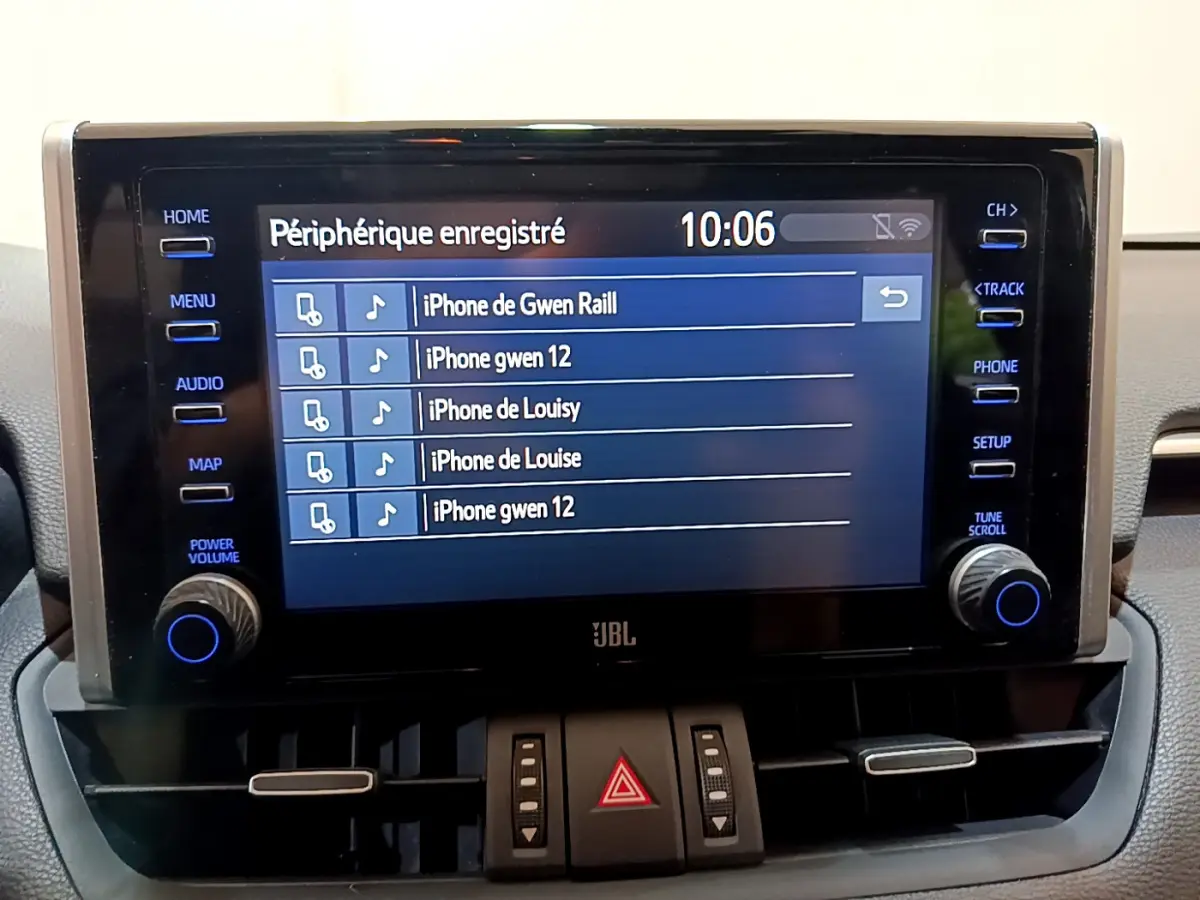 Écran tactile central du Toyota RAV4 gris clair 2019 affichant la liste des appareils Bluetooth connectés.