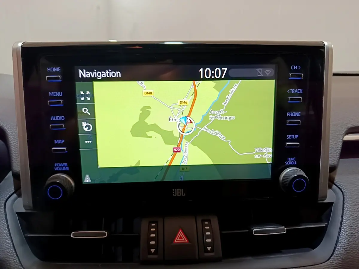 Écran tactile central du Toyota RAV4 2WD gris clair de 2019 affichant la navigation avec commandes latérales.