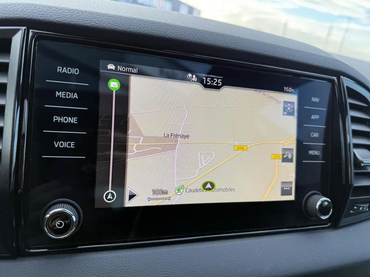 Écran tactile du système de navigation du Skoda Karoq 2023 affichant une carte routière en intérieur.