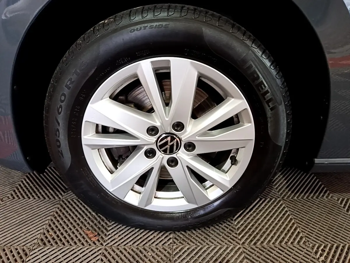 Gros plan sur la roue avant droite gris foncé du Volkswagen Touran 2.0 TDI 150 DSG7 Life Plus avec jante aluminium.