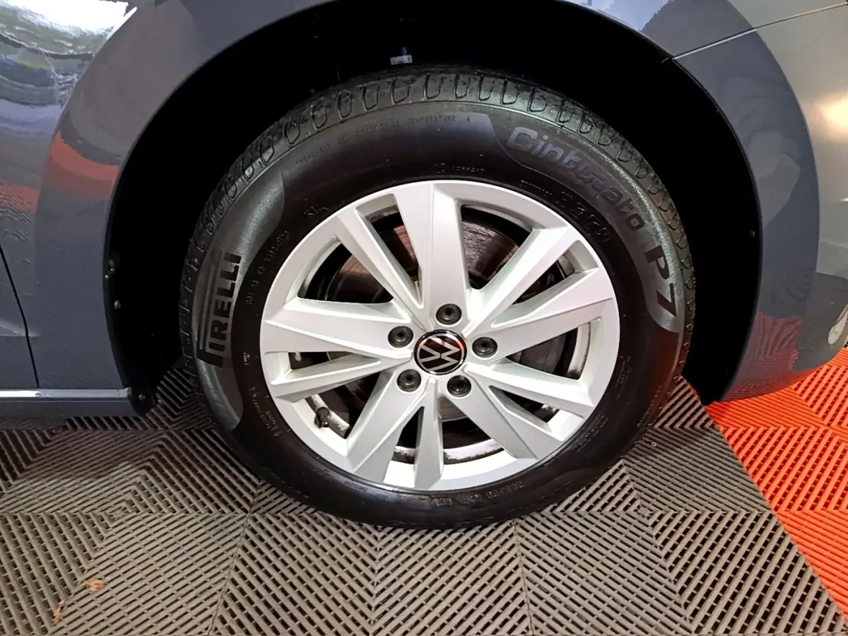 Gros plan sur la roue avant droite gris foncé d'un Volkswagen Touran 2023 avec jante aluminium et pneu Pirelli Cinturato P7.