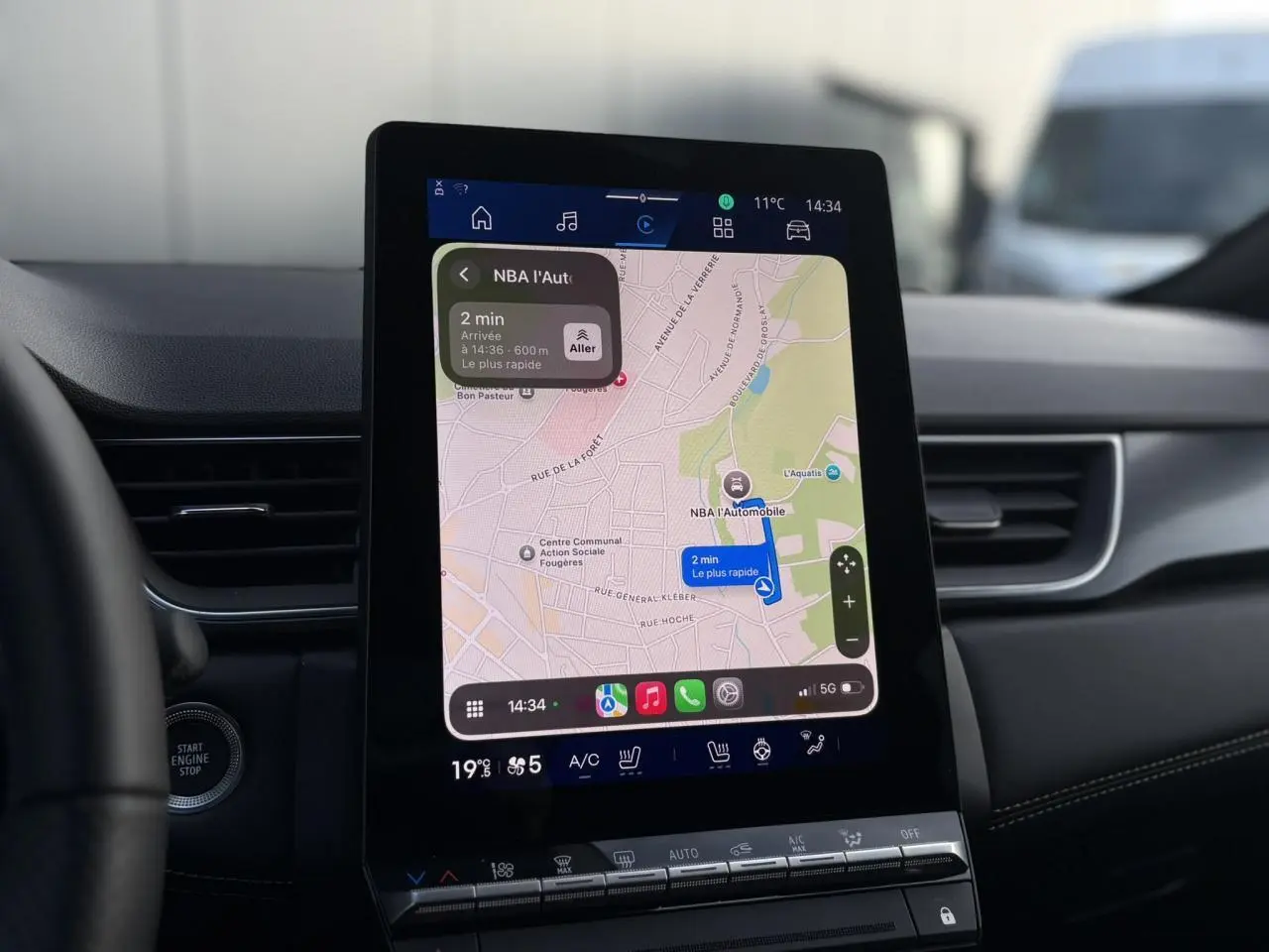 Écran tactile central affichant la navigation GPS dans l'habitacle noir du Renault Symbioz hybride 2025.
