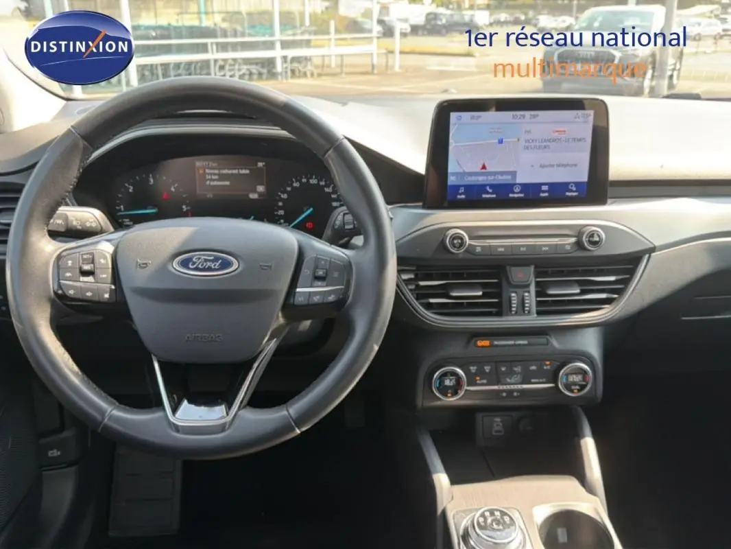 Vue intérieure centrée sur le volant et le tableau de bord de la Ford Focus SW 2022 avec écran tactile et commandes au volant.