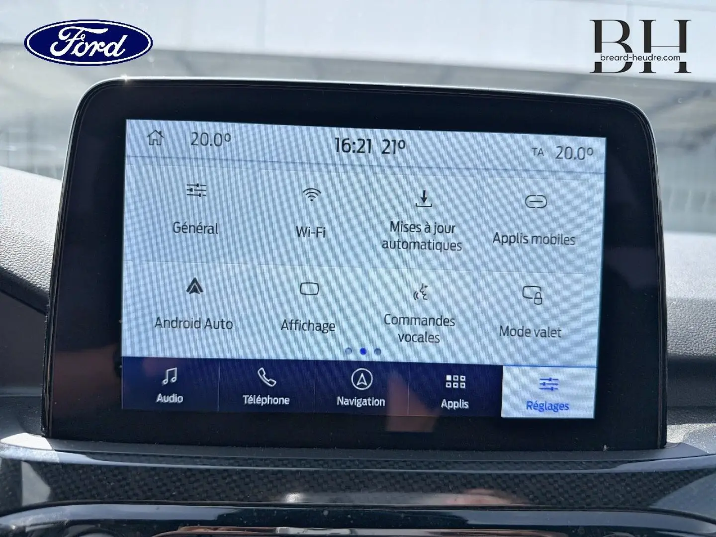 Écran tactile central du Ford Kuga bleu 2020 affichant les réglages de connectivité et de navigation.
