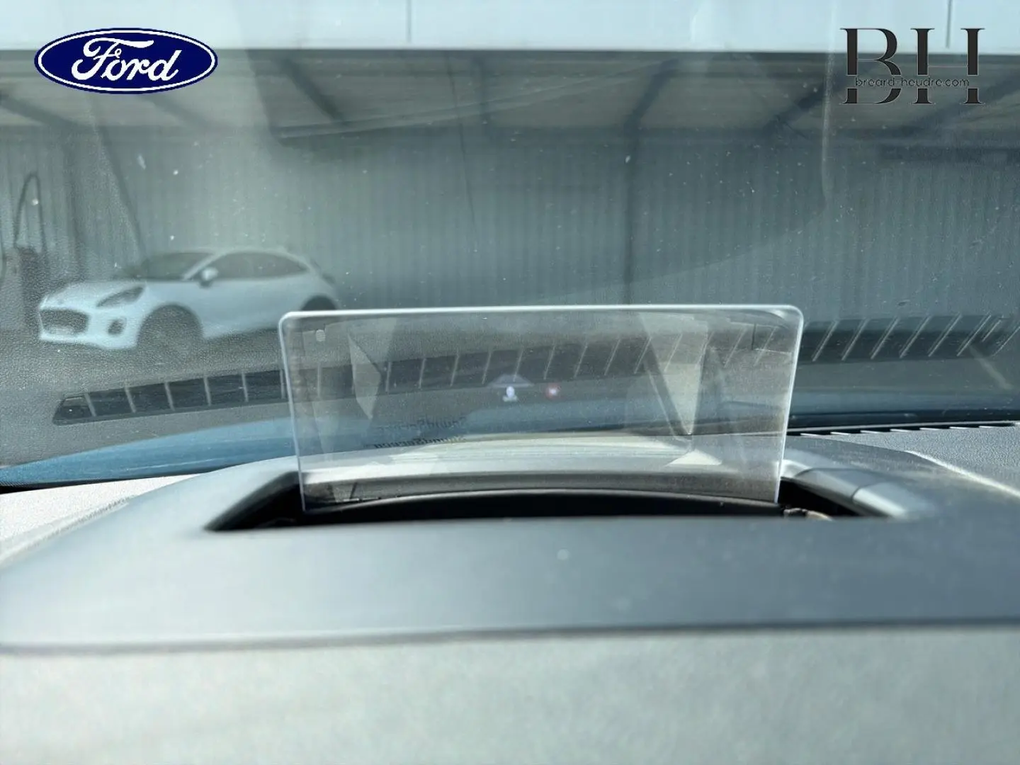 Affichage tête haute transparent sur le tableau de bord du Ford Kuga bleu, vue intérieure frontale rapprochée.