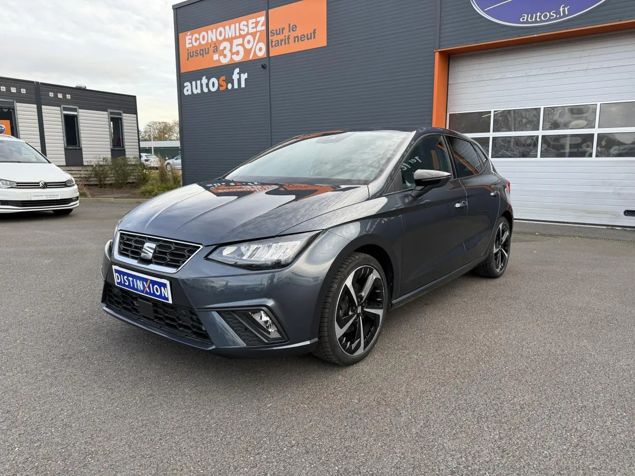 SEAT Ibiza 2024 Magnetic Tech vue 3/4 avant droit, jantes alliage 18 pouces et calandre distinctive FR.