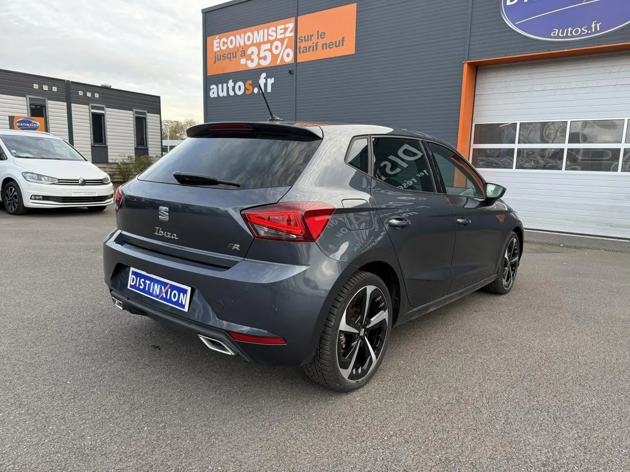 SEAT Ibiza 2024 finition FR en Magnetic Tech vue 3/4 arrière droit avec jantes alliage 18 pouces et double sortie d'échappement.