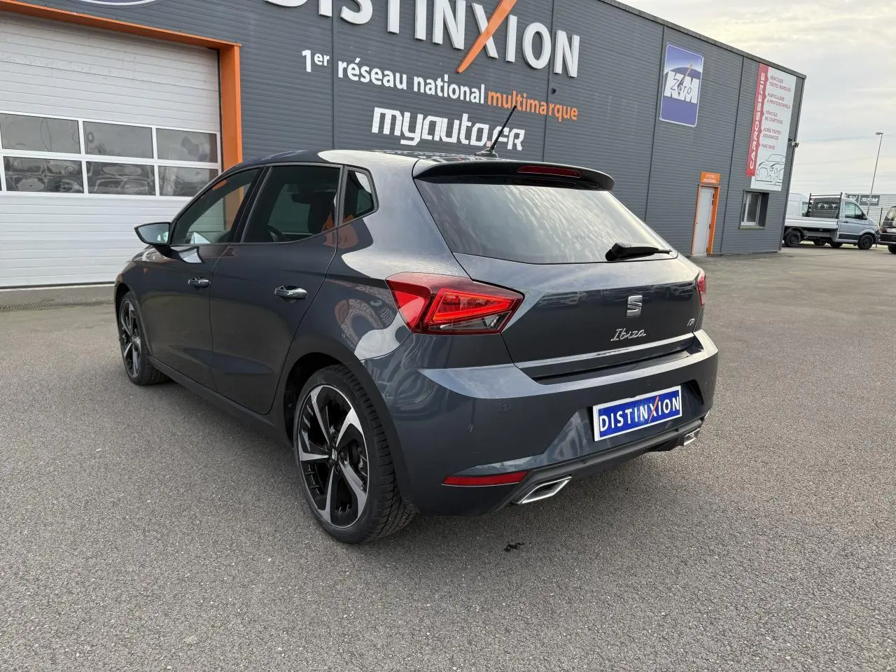 SEAT Ibiza 2024 couleur Magnetic Tech vue 3/4 arrière droit, avec jantes alliage 18 pouces et double sortie d'échappement.