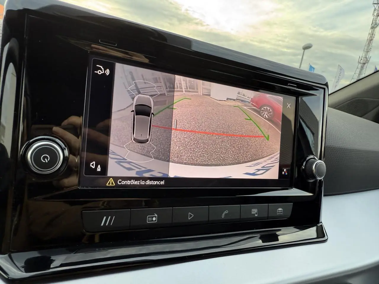 Écran central montrant la caméra de recul du SEAT IBIZA 2024 en Magnetic Tech avec aides au stationnement visibles.