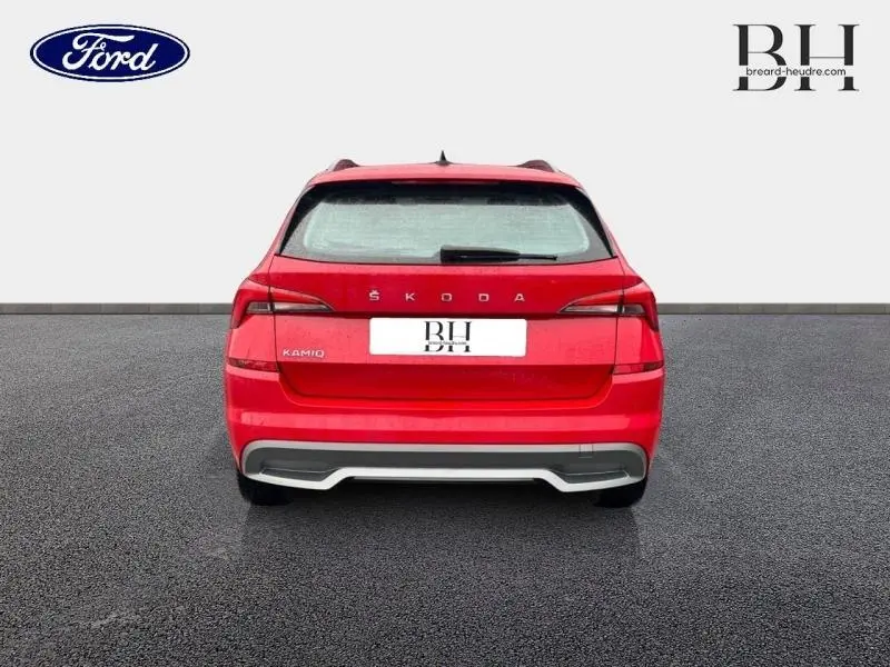 Vue arrière d'un Skoda Kamiq rouge Velvet métallisé premium avec feux arrière LED et boucliers couleur carrosserie.