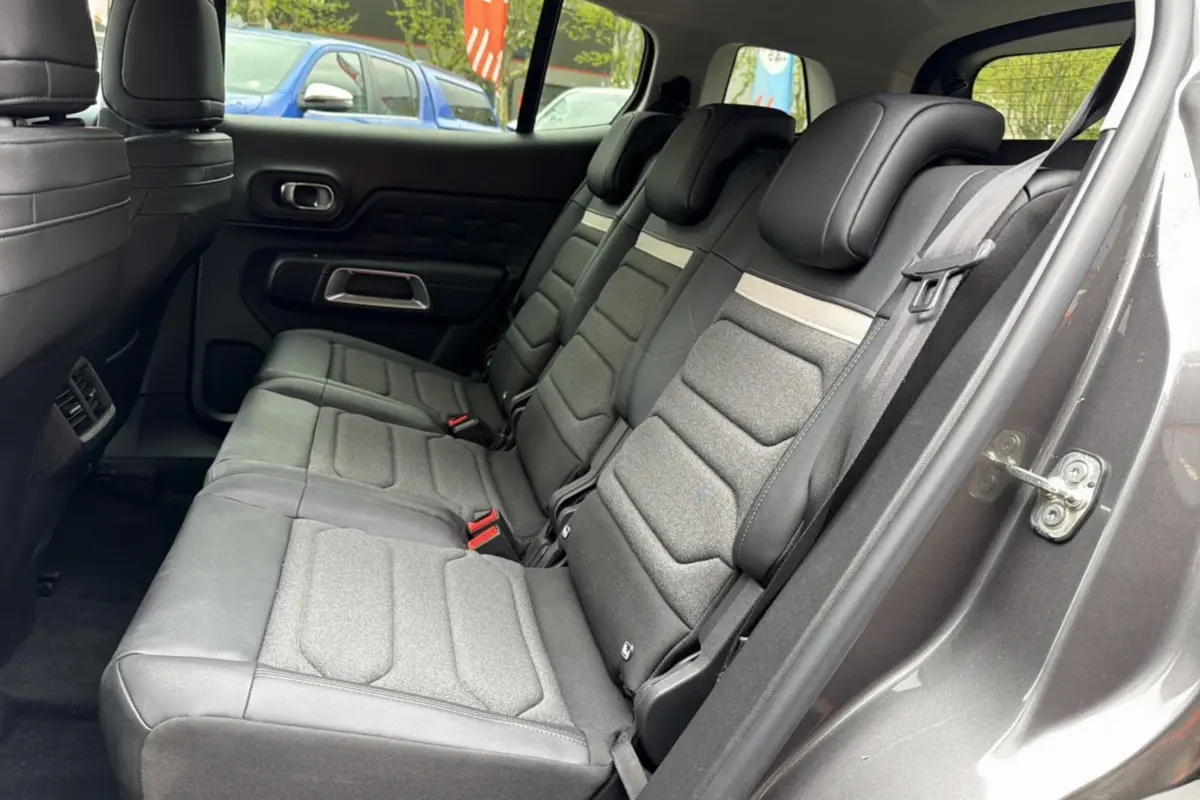 Vue intérieure côté droit des trois sièges arrière individuels en tissu gris du Citroën C5 Aircross 2025.