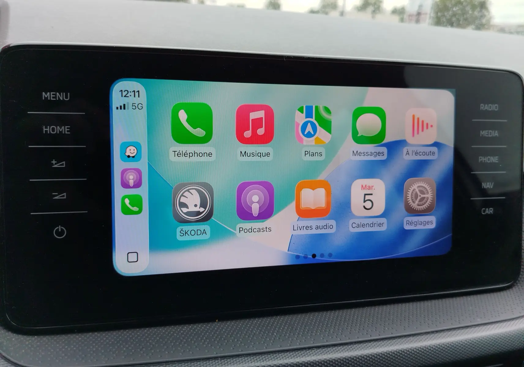 Écran tactile central du tableau de bord de la Skoda Fabia 2023 affichant les applications connectées.