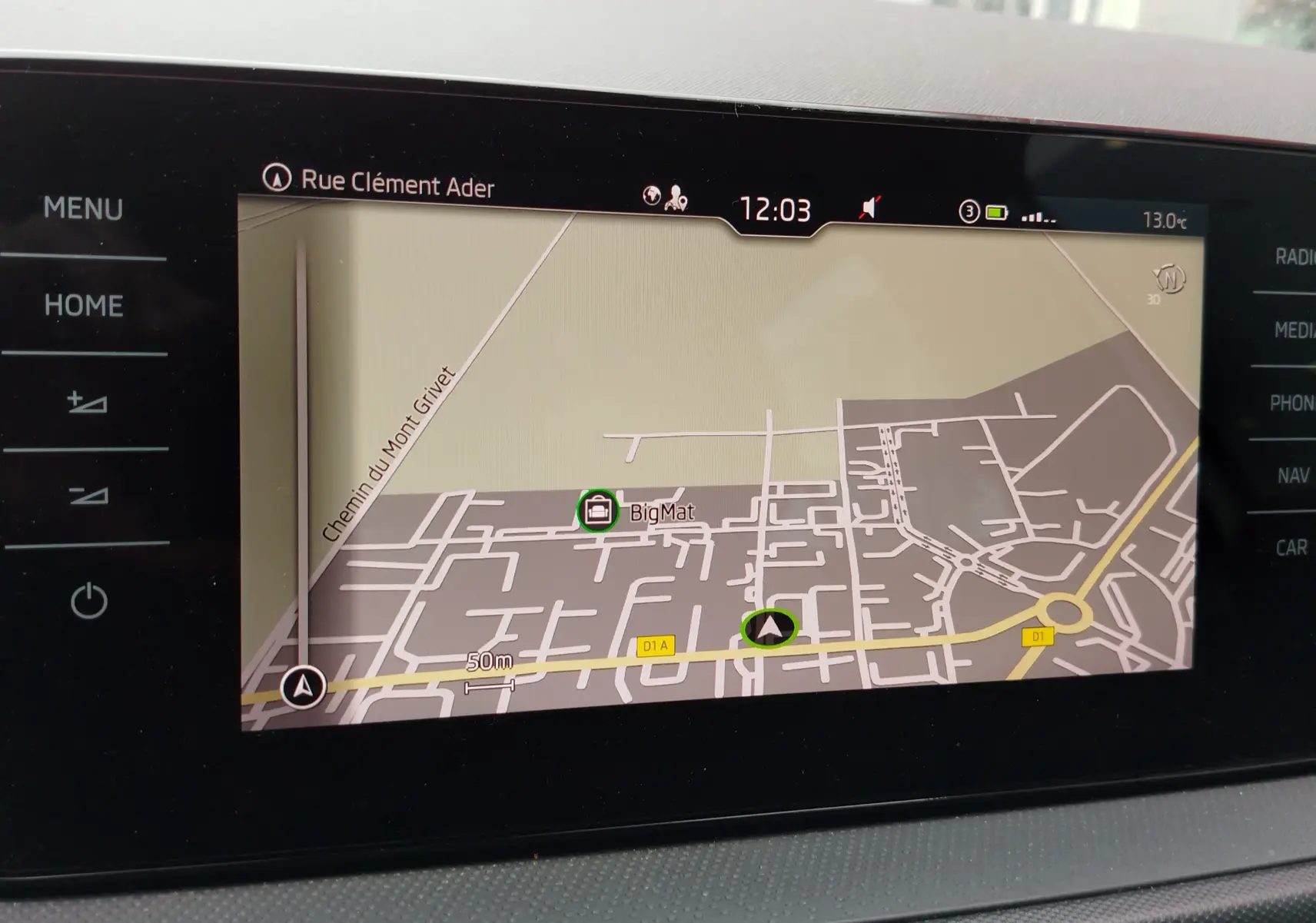 Écran de navigation du tableau de bord d'une Skoda Fabia 2023, affichant une carte routière détaillée.