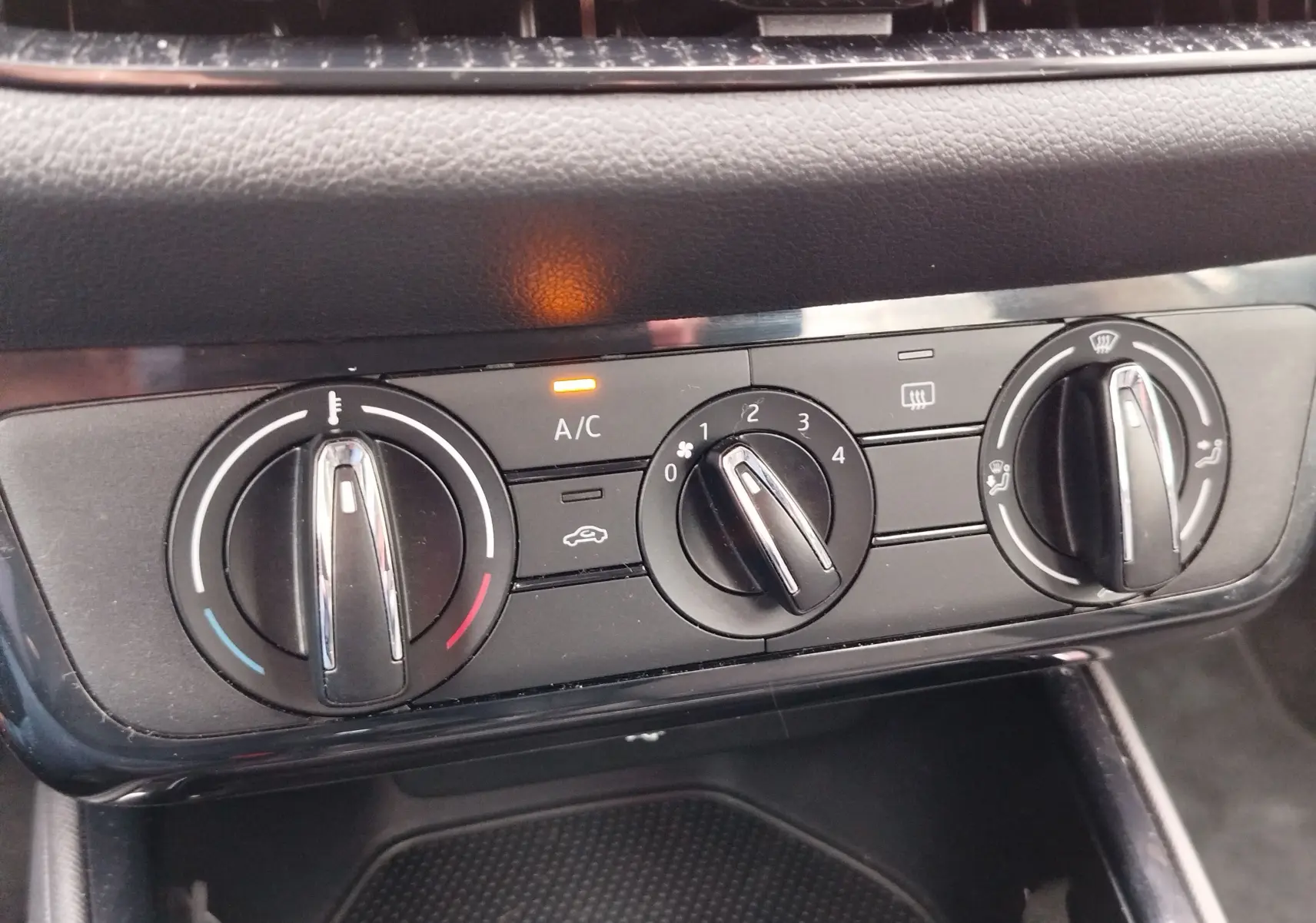 Gros plan sur les commandes de climatisation de la Skoda Fabia 2023, avec réglage de la température et ventilation activée.