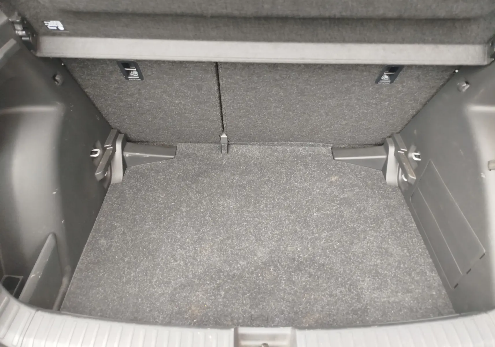 Vue intérieure du coffre spacieux et propre de la Skoda Fabia 1.0 MPI 80ch Ambition gris argent métallisé, année 2023.