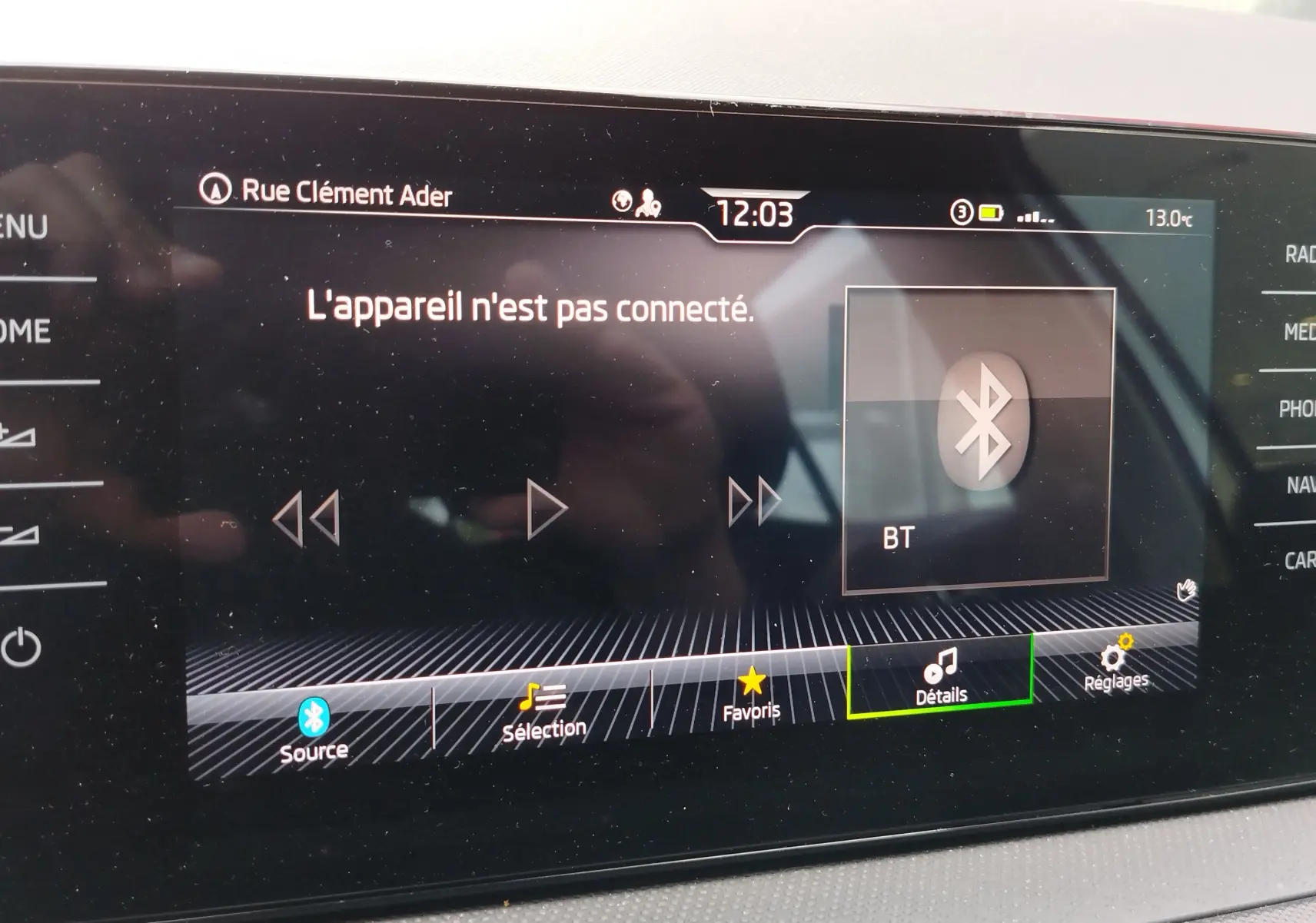 Écran tactile central de la Skoda Fabia 2023 affichant un message Bluetooth "appareil non connecté".