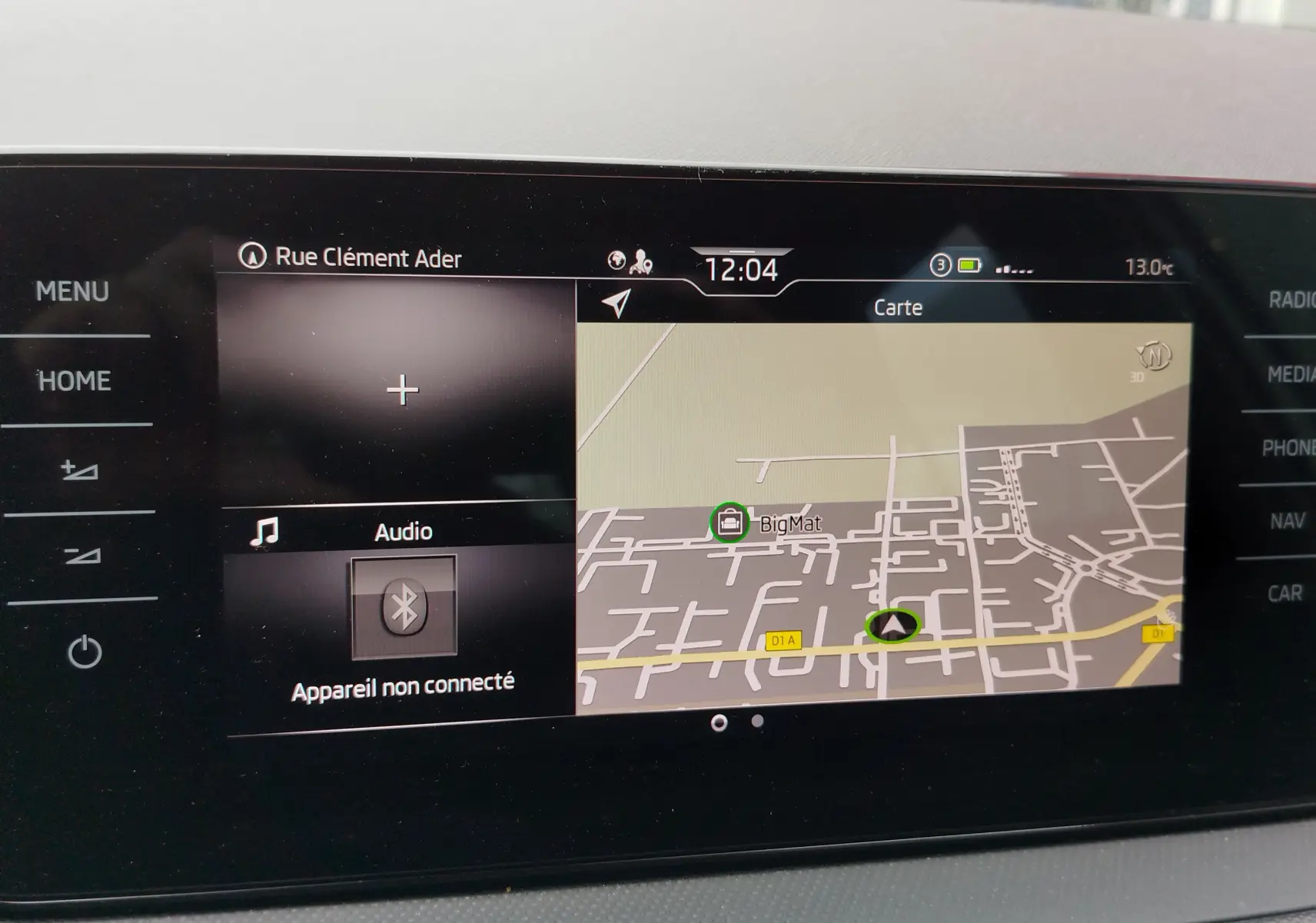Écran central du tableau de bord de la Skoda Fabia 2023 affichant la navigation et les options audio.