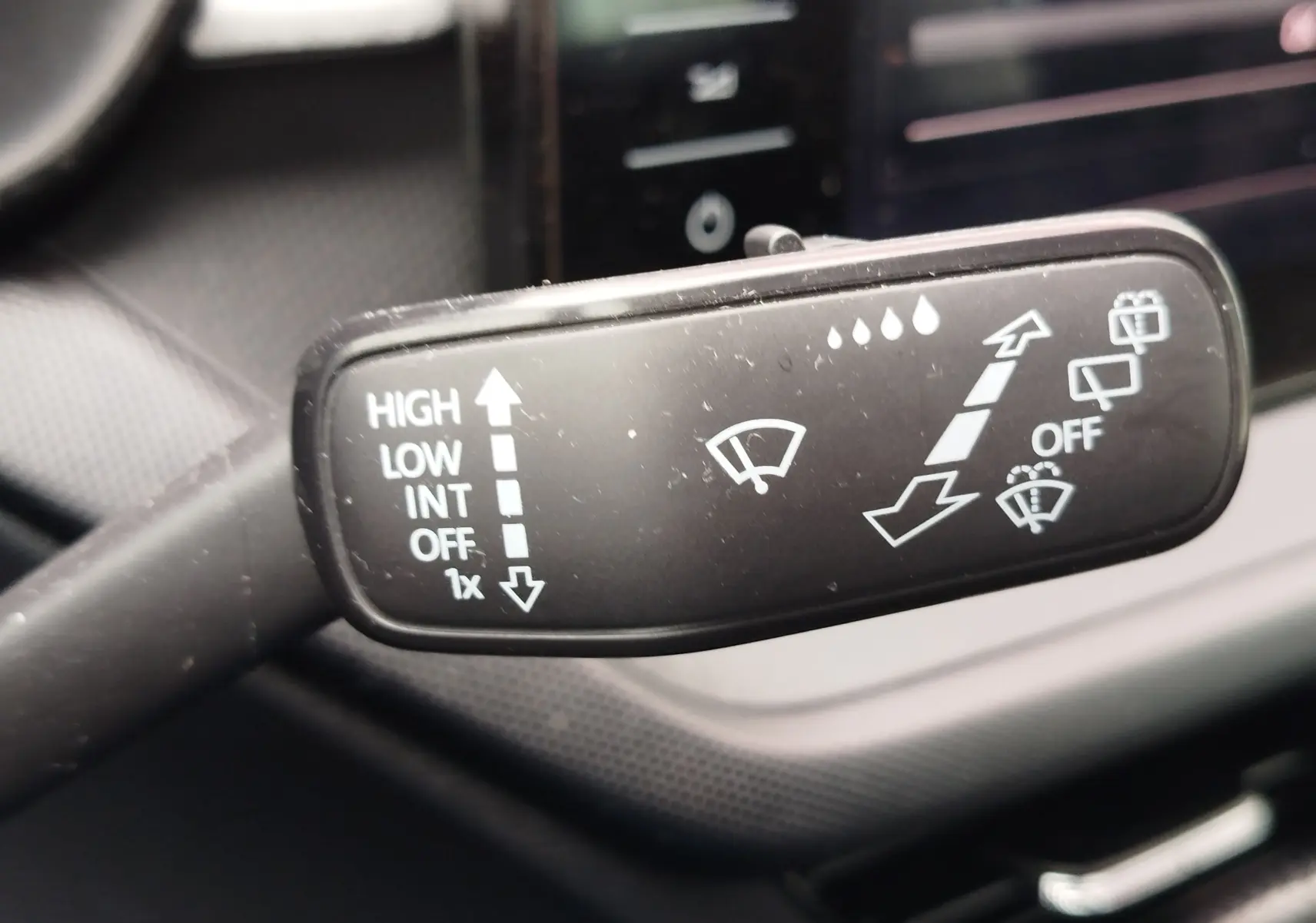 Gros plan sur la commande des essuie-glaces de la Skoda Fabia 2023, intérieur avec détails des réglages en blanc.