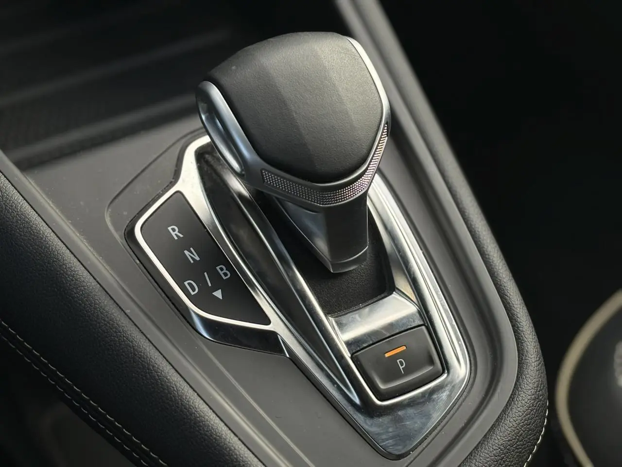 Gros plan sur le levier de vitesses automatique noir et chrome du Renault Symbioz E-Tech Full Hybrid 2025.