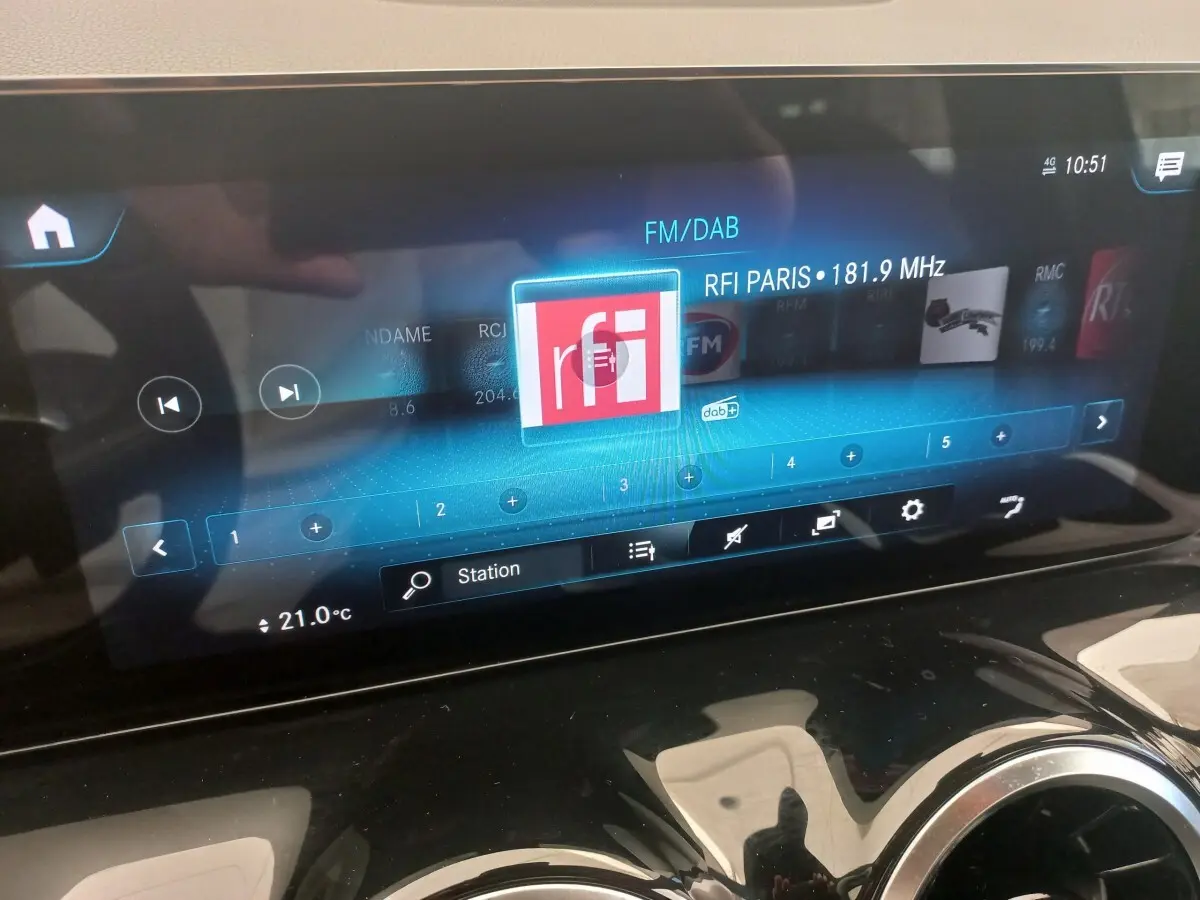 Écran tactile central de la Mercedes Classe A A 200 AMG Line 2021 affichant la radio FM/DAB RFI Paris.