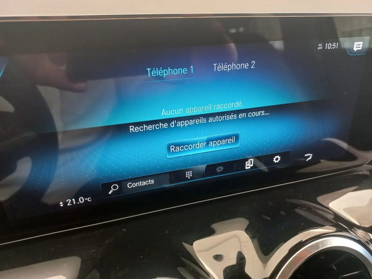 Écran tactile central affichant la connexion Bluetooth dans l’habitacle d’une Mercedes Classe A Berline noire.