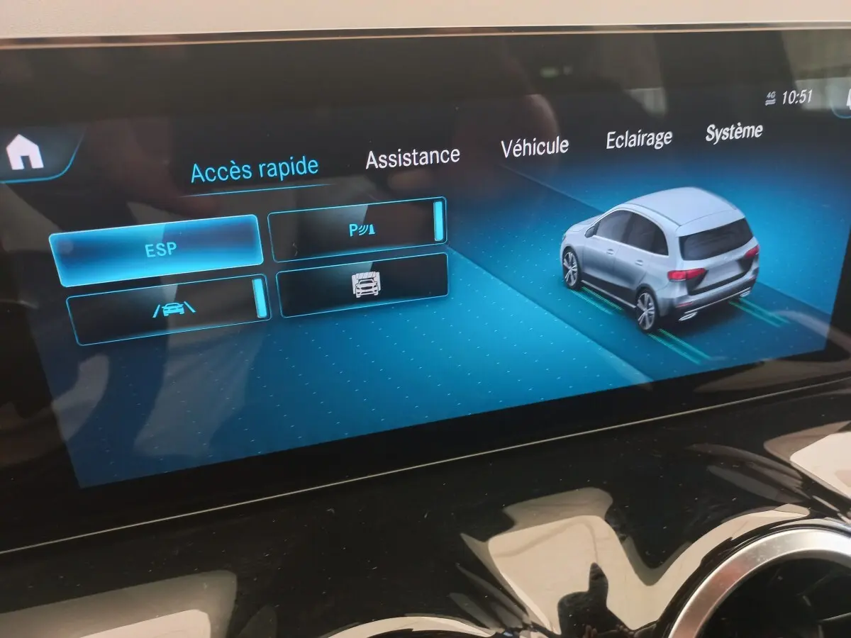 Écran multimédia affichant les options d'assistance avec une représentation 3D arrière d'une Mercedes Classe A noire.