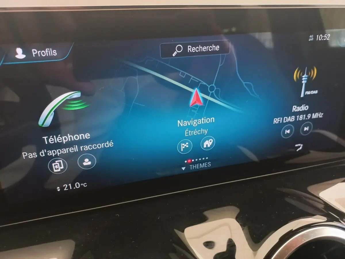 Écran tactile central de navigation et multimédia de la Mercedes Classe A 200 AMG Line, affichage clair et moderne.