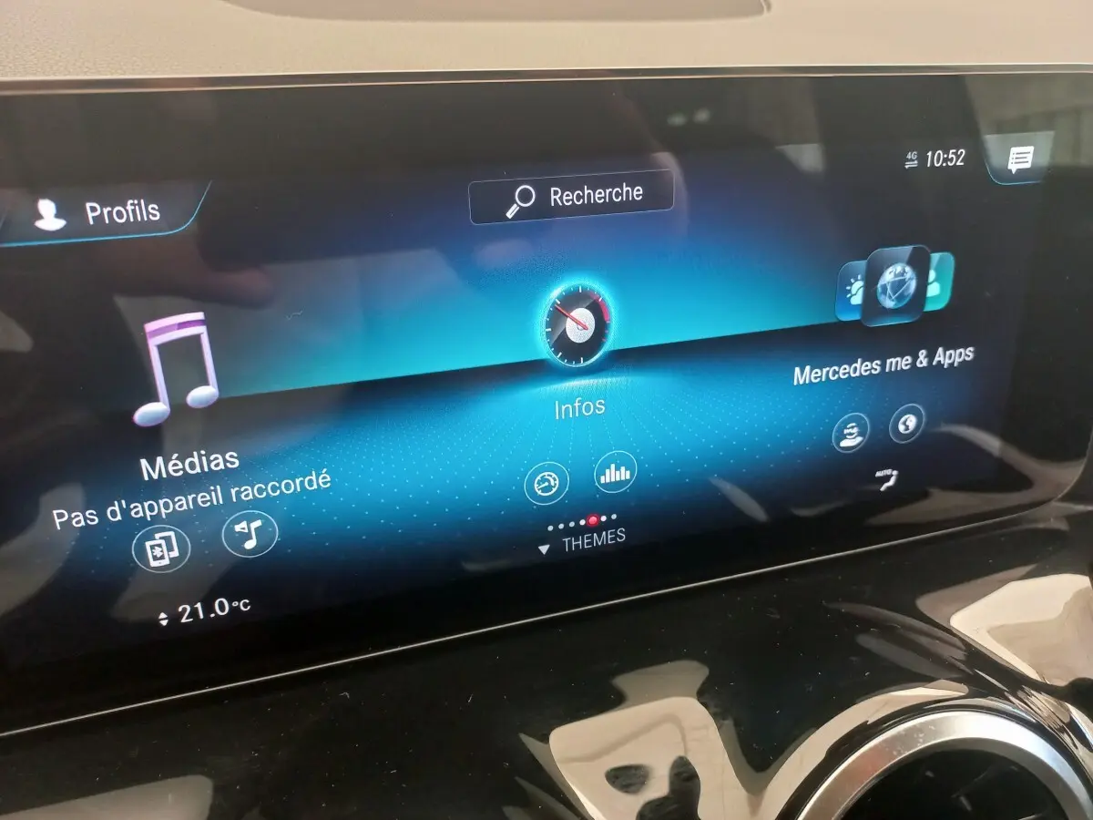 Écran tactile central de la Mercedes Classe A 200 AMG Line 2021 affichant le menu multimédia et applications.