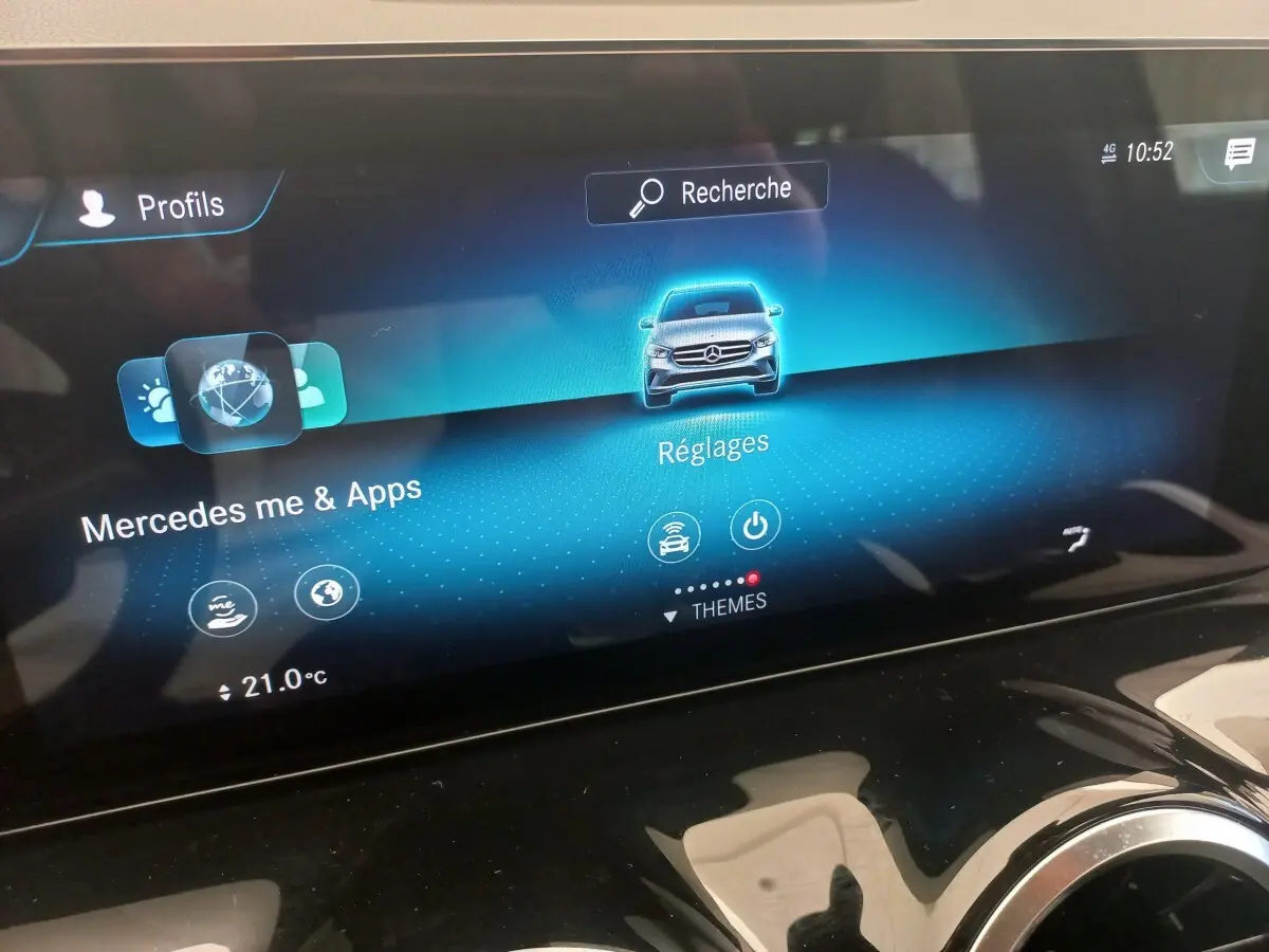 Écran tactile du système multimédia Mercedes affichant le menu Réglages avec icône voiture vue de face.