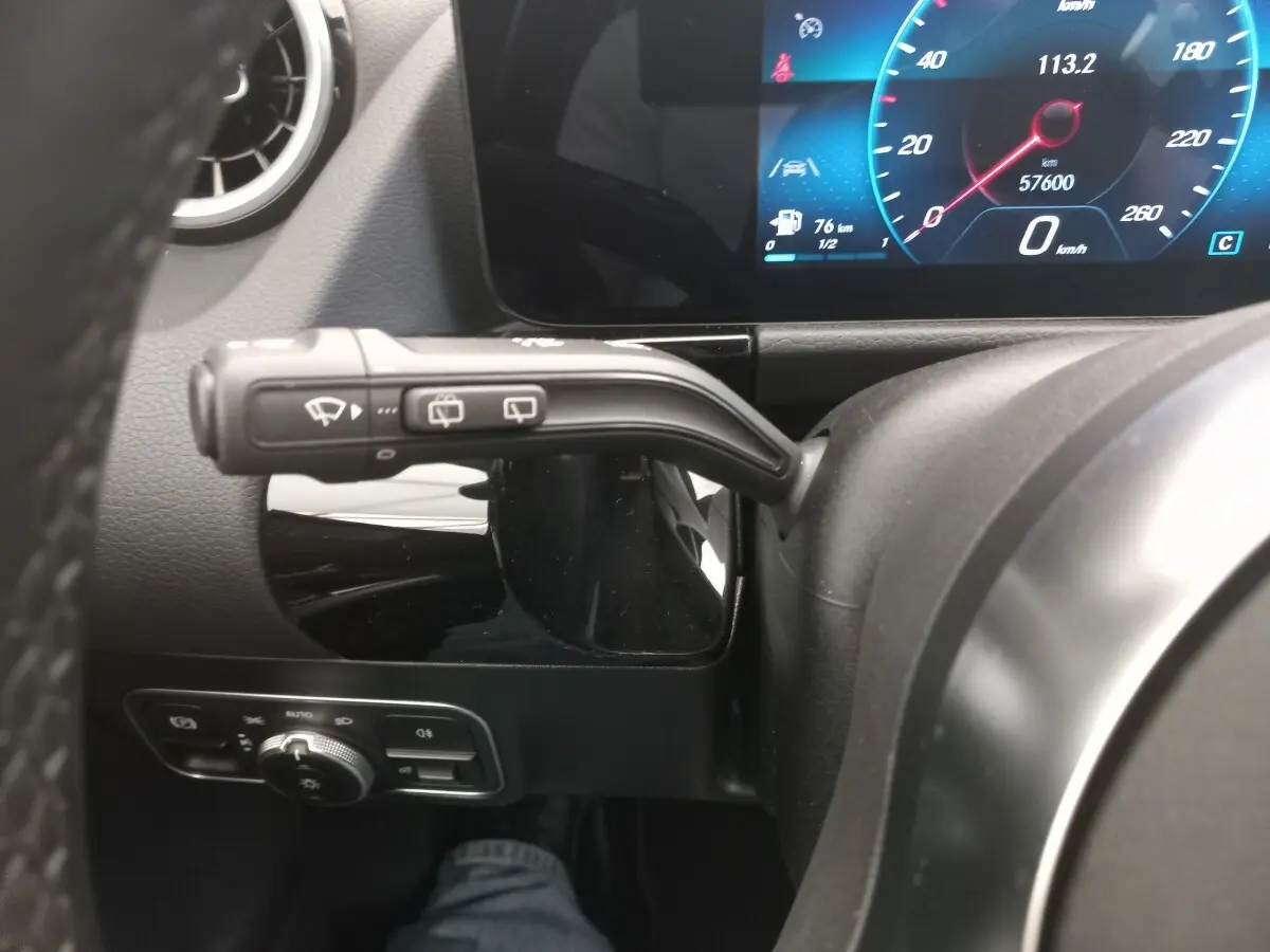 Détail intérieur côté gauche du volant d’une Mercedes Classe A 200 AMG Line 2021, avec commandes et tableau de bord numérique.